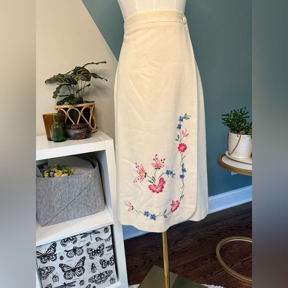 Vintage Dresses & Skirts - Vintage La Pume’ Embroidered Wool Blend Skirt Made in Italy Floral Midi Size 40